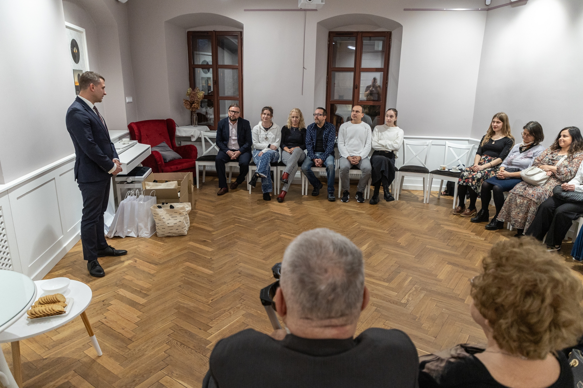 na zdjęciu osoby podczas uroczystości