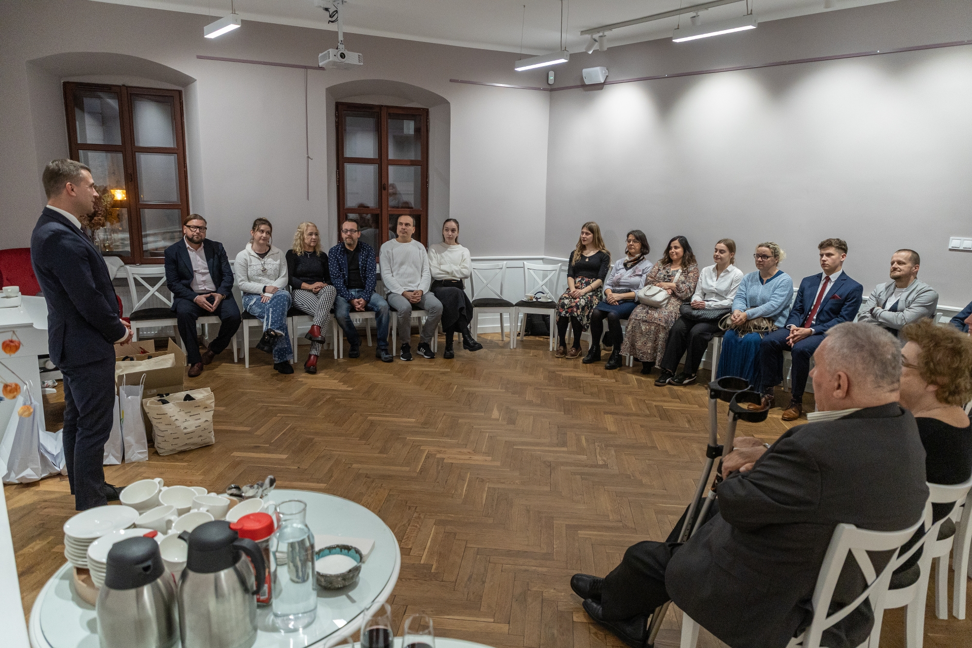 na zdjęciu osoby podczas uroczystości