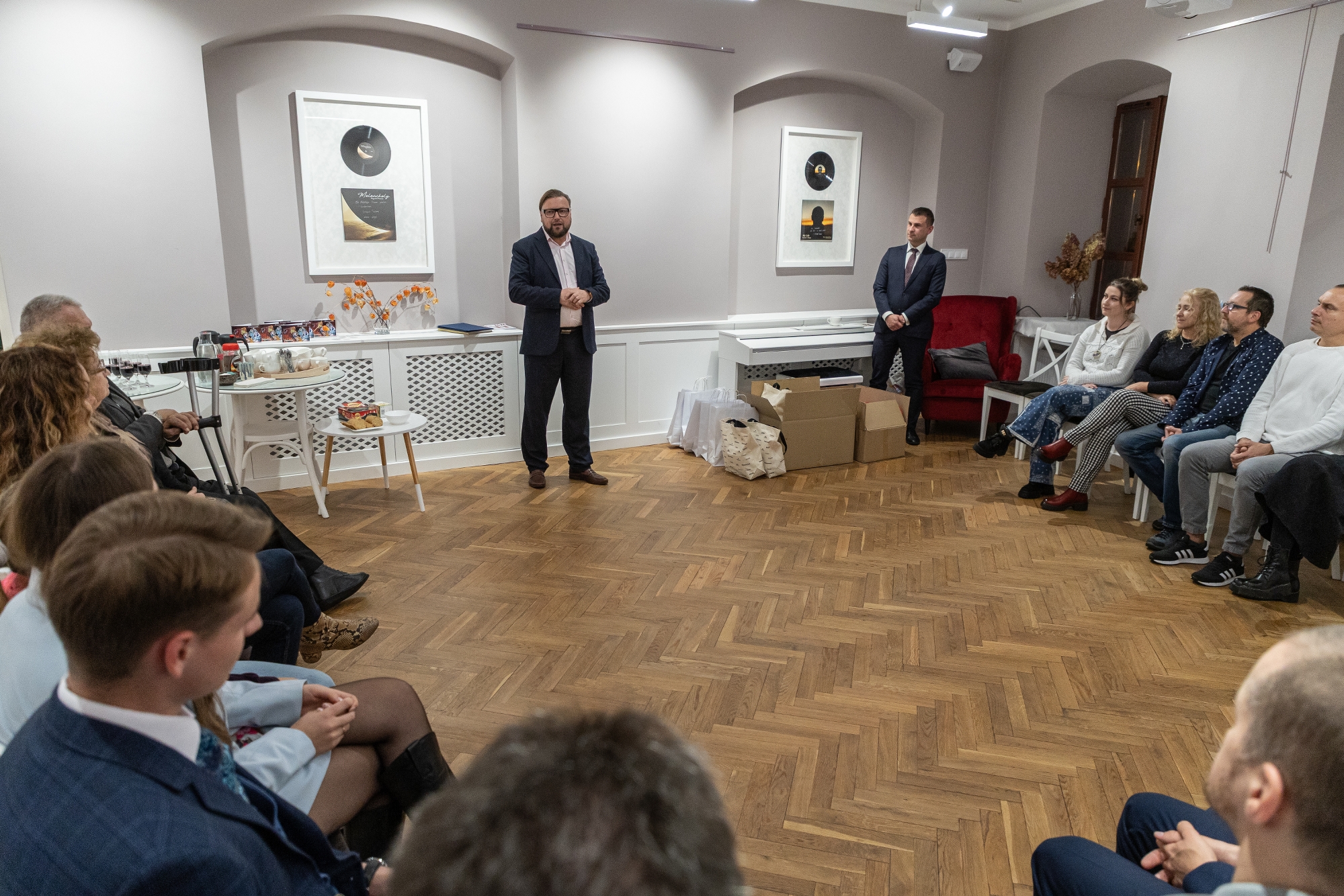 na zdjęciu osoby podczas uroczystości