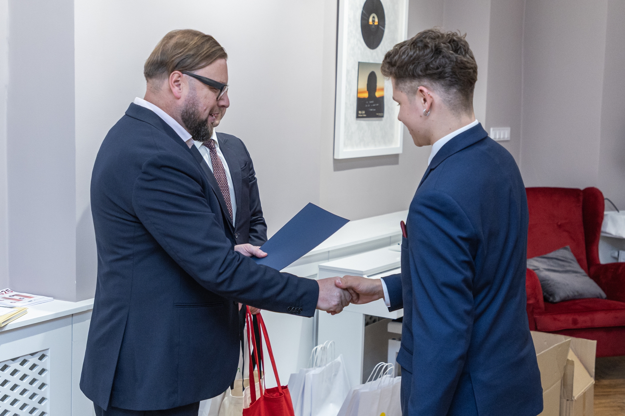 na zdjęciu osoby podczas uroczystości