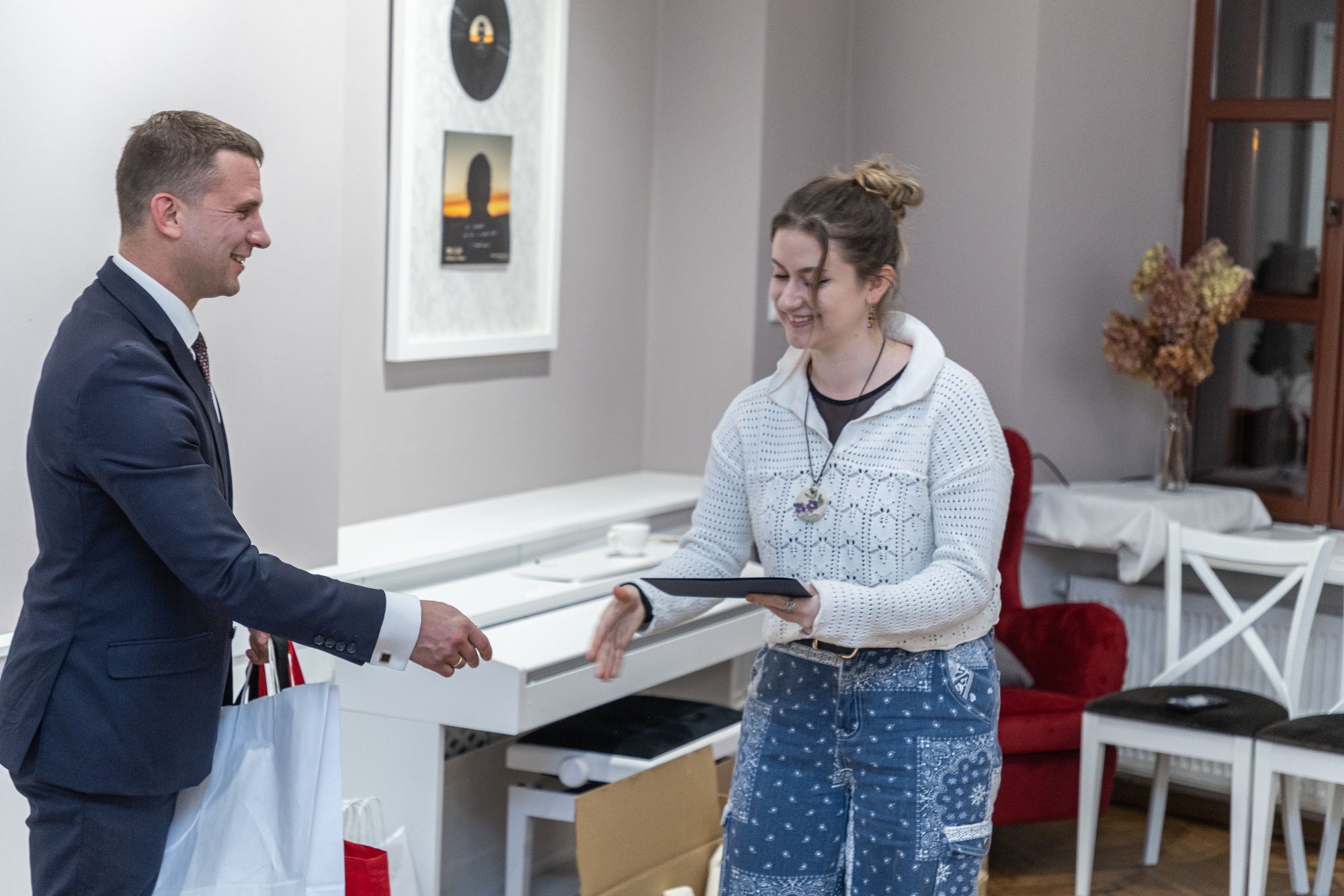 na zdjęciu osoby podczas uroczystości