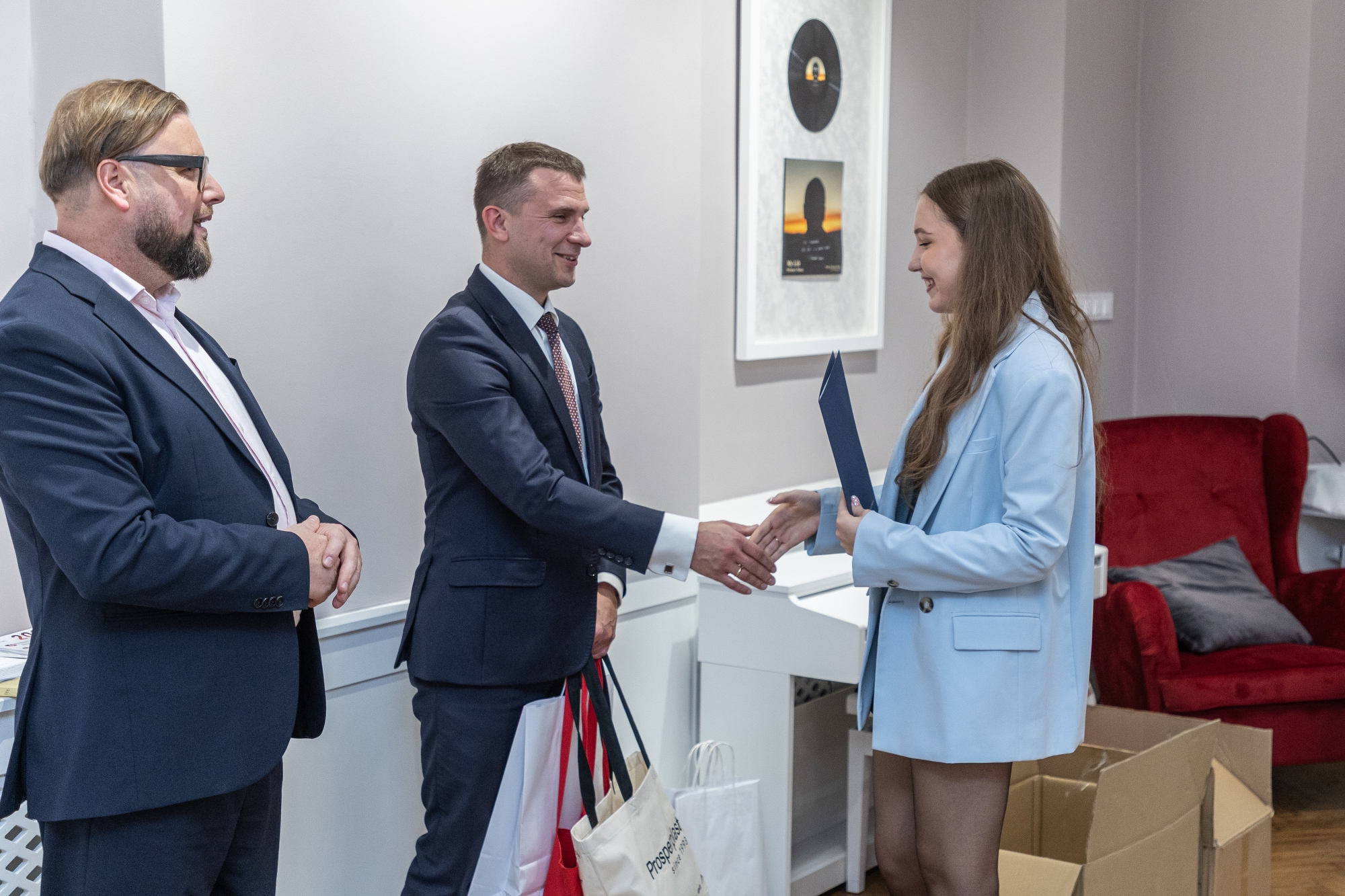 na zdjęciu osoby podczas uroczystości