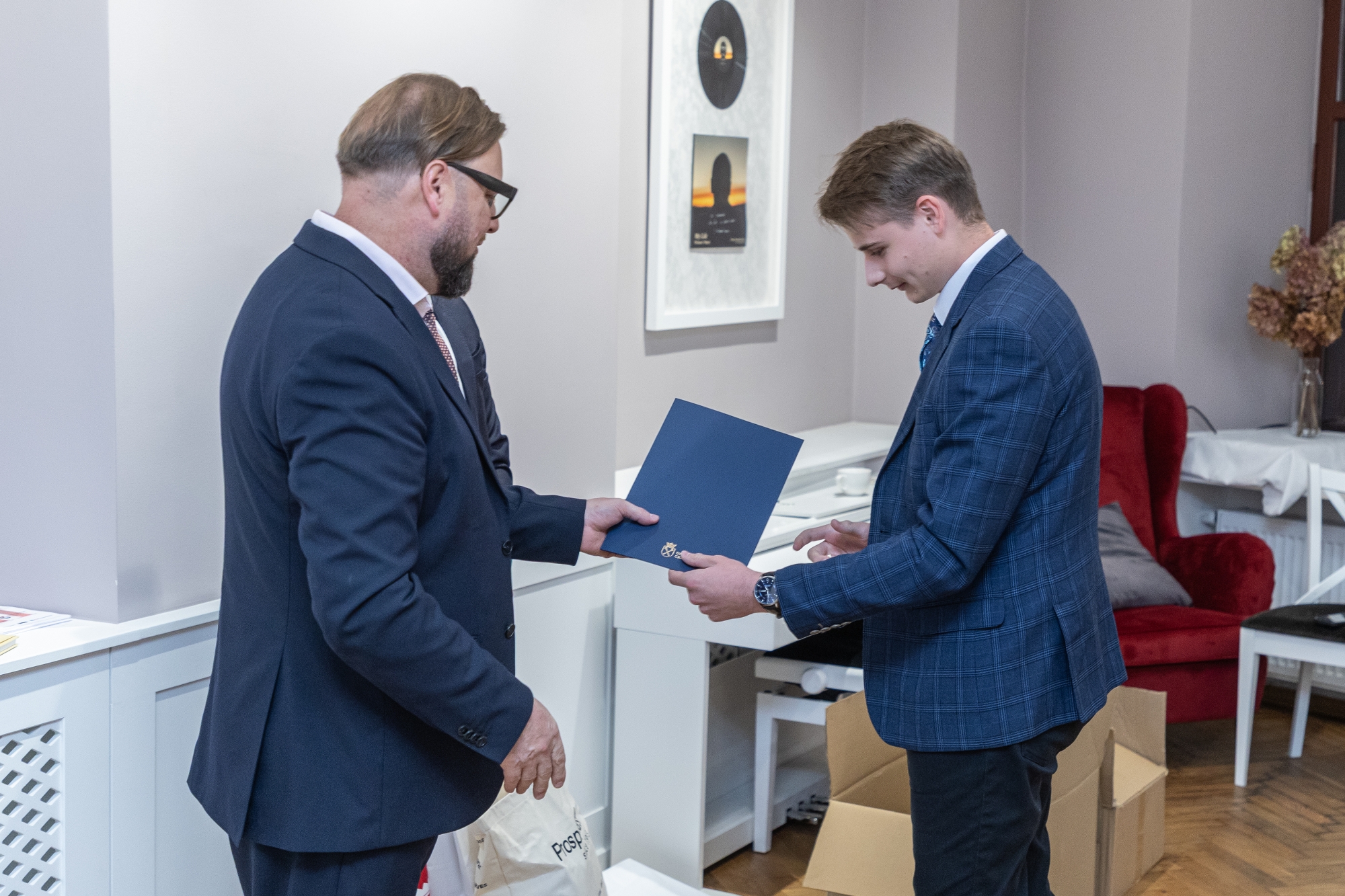 na zdjęciu osoby podczas uroczystości