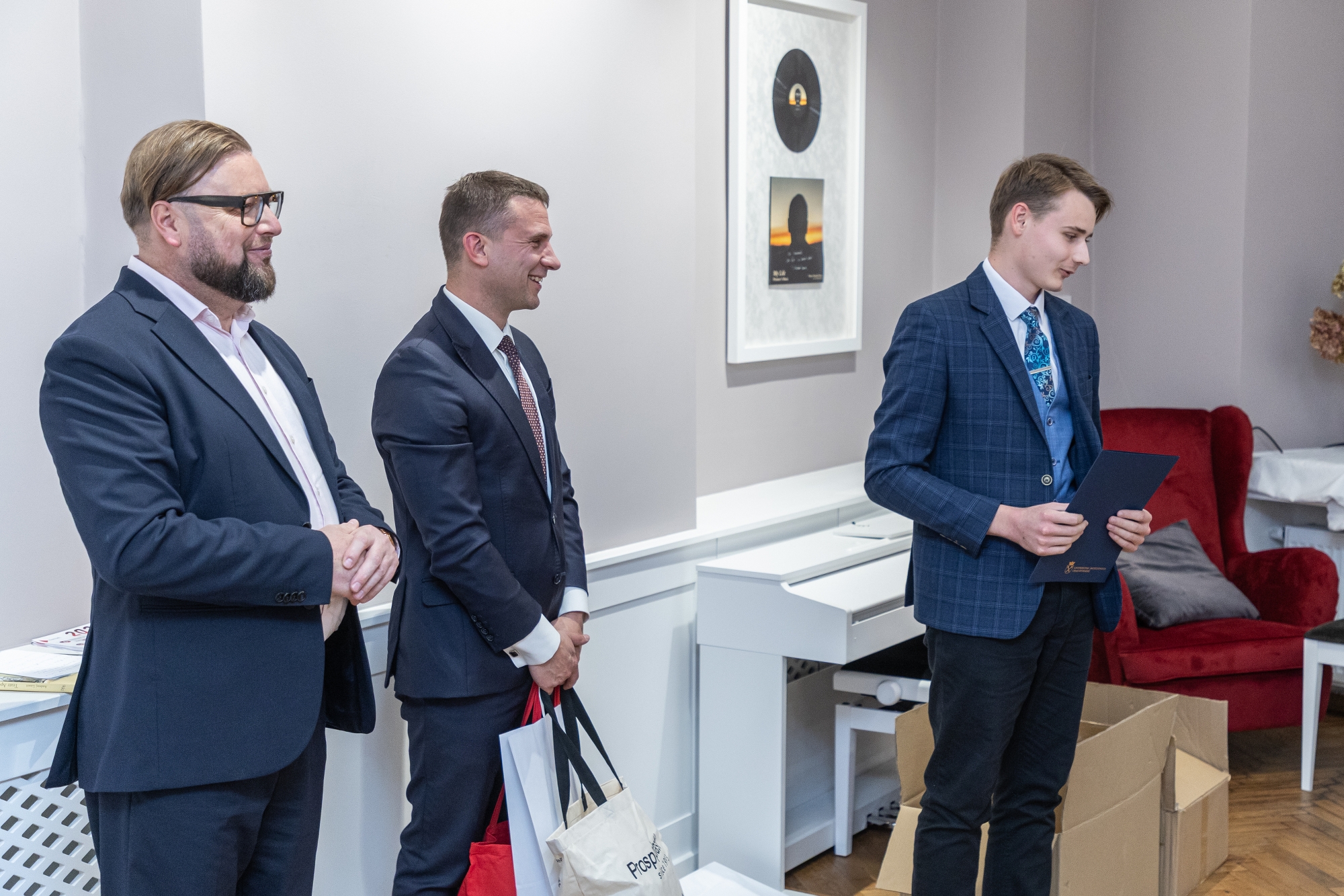 na zdjęciu osoby podczas uroczystości