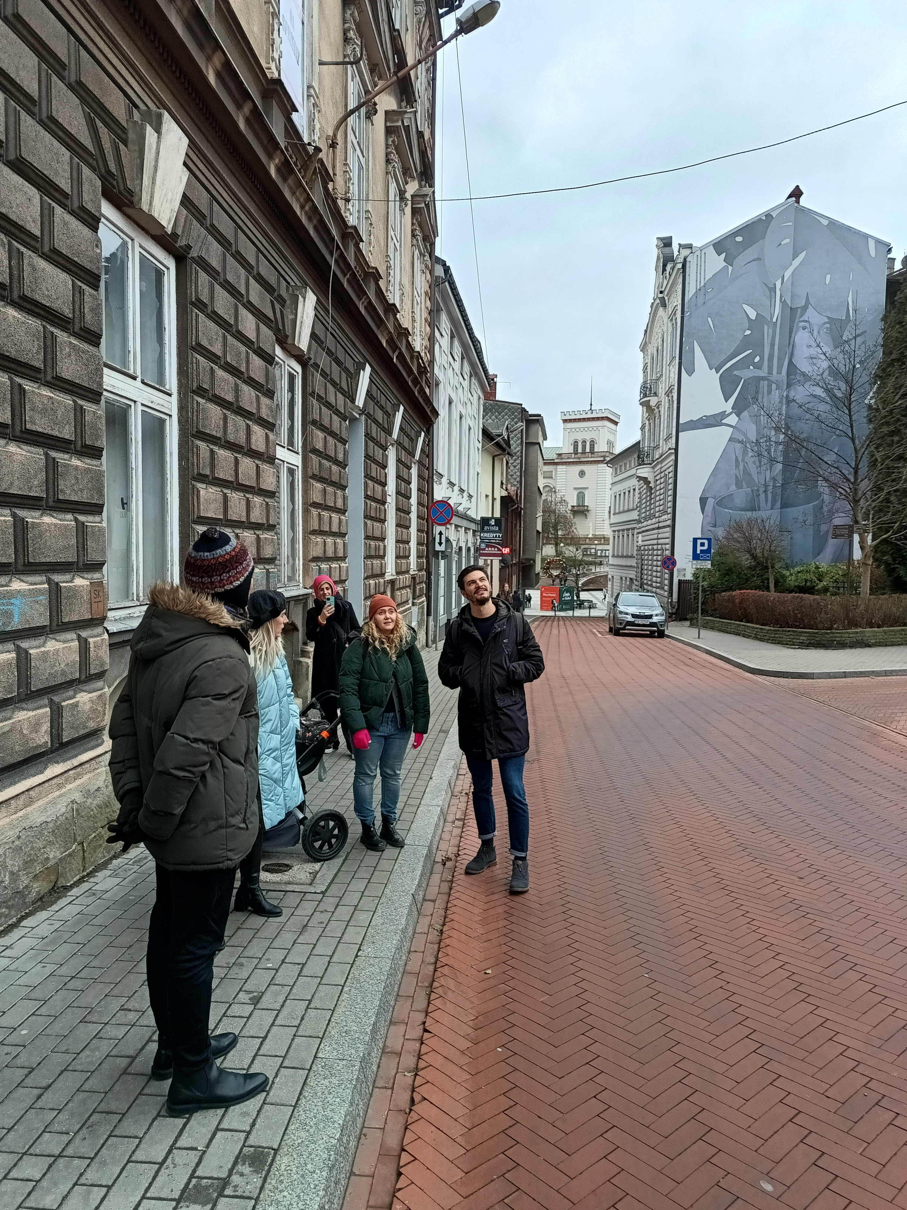 Zdjęcie przedstawiające grupę ludzi na ulicy