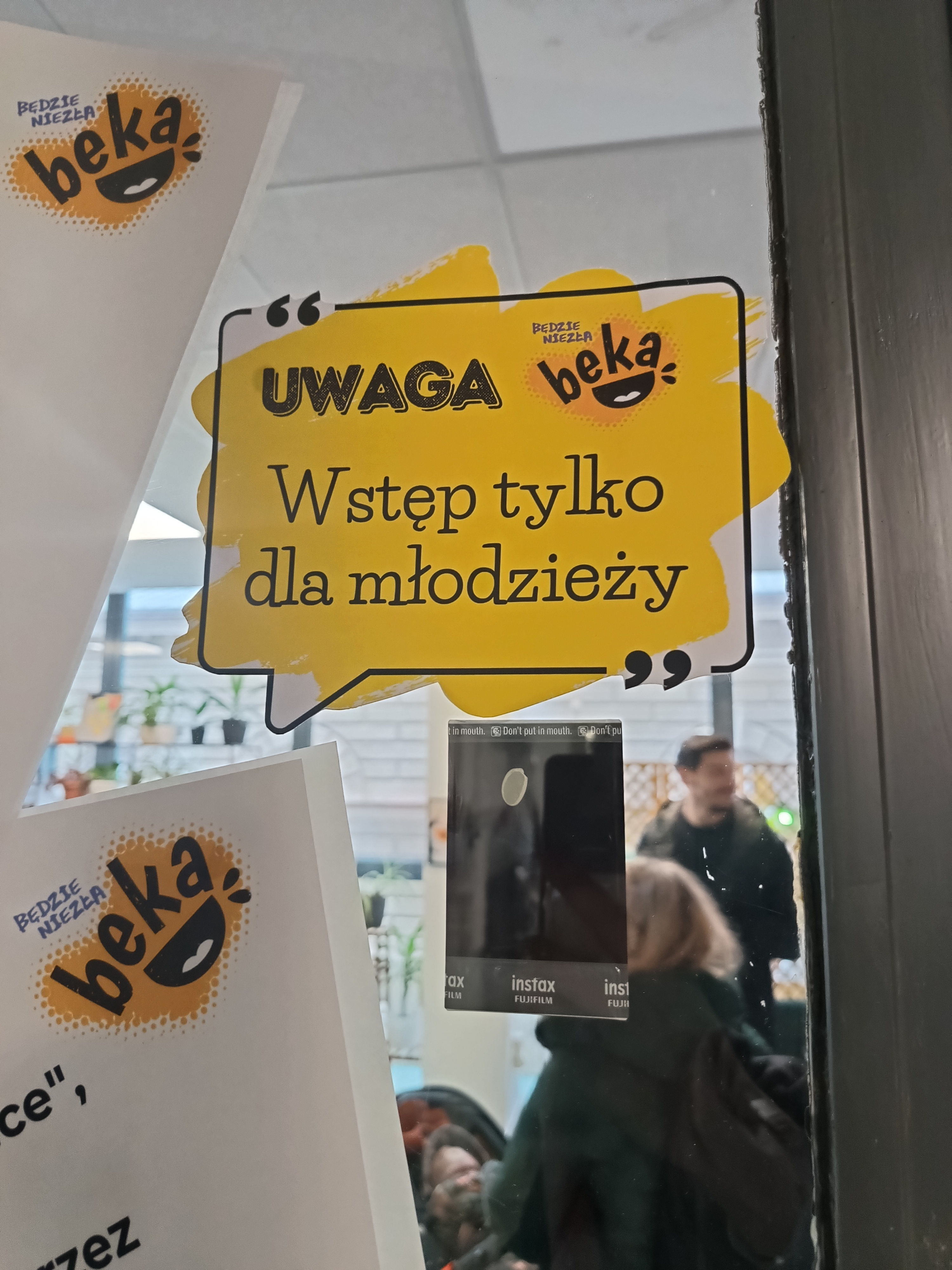 Zdjęcie przedstawiające napis na drzwiach "Uwaga, wstęp tylko dla młodzieży" 
