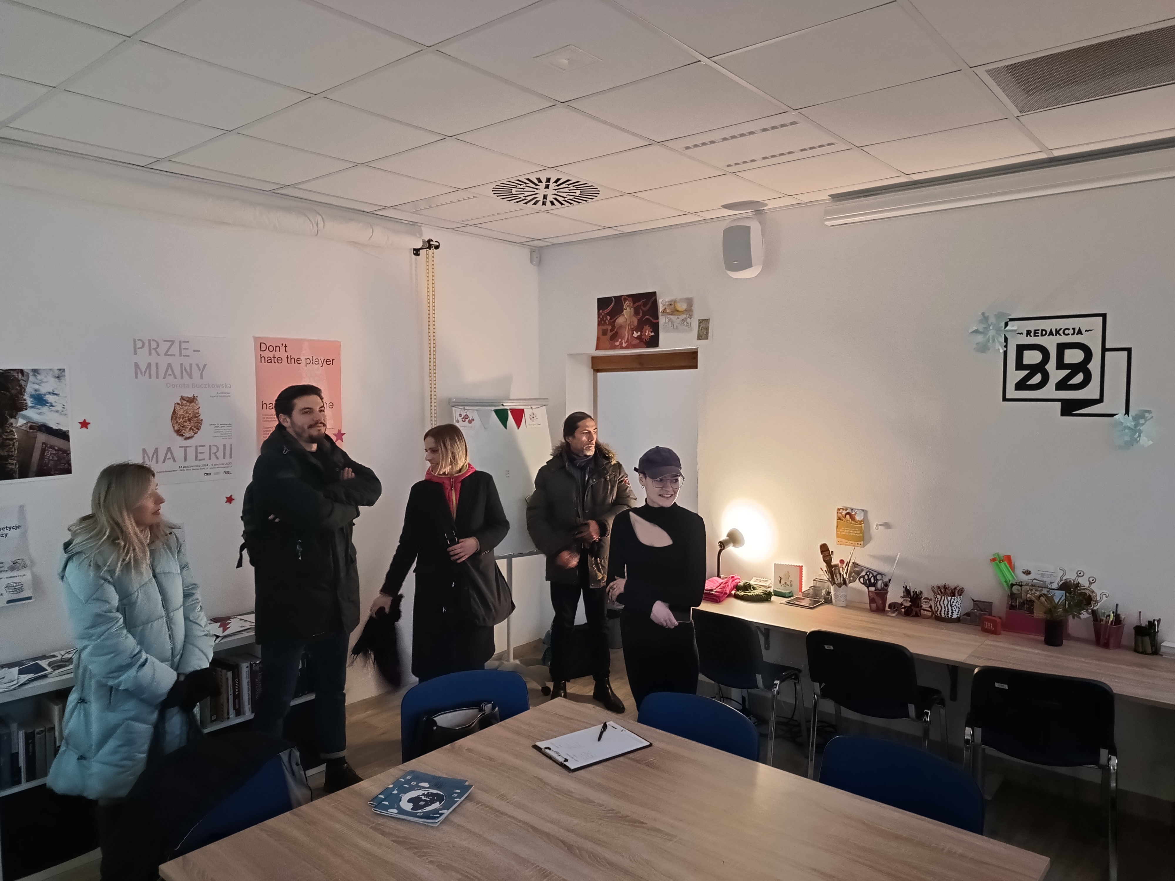 Zdjęcie przedstawiające grupę osób w pomieszczeniu.