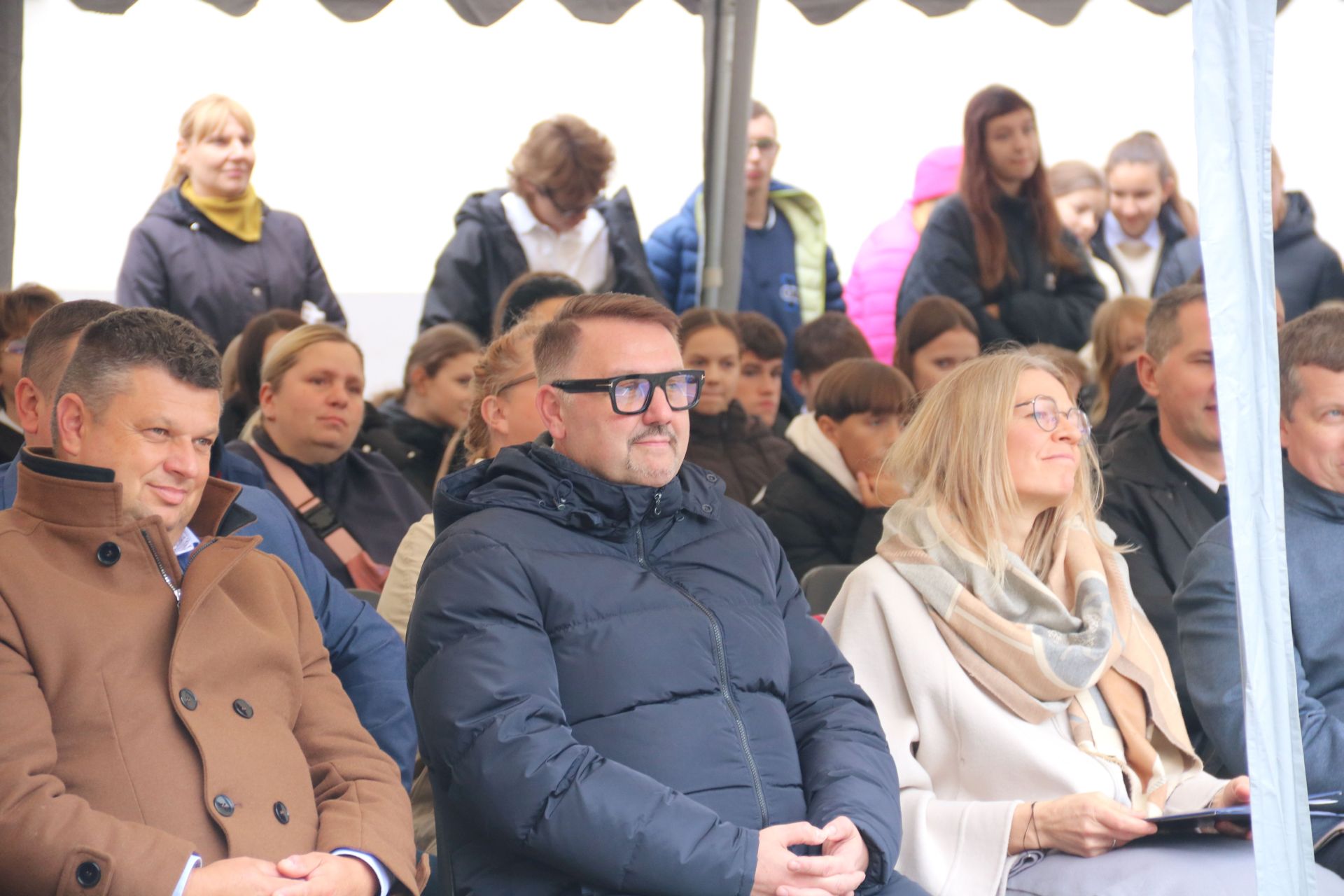 Na zdjęciu uroczystość odsłonięcie muralu oraz otwarcie bieżni lekkoatletycznej w Szkole Podstawowej nr 29 w BB