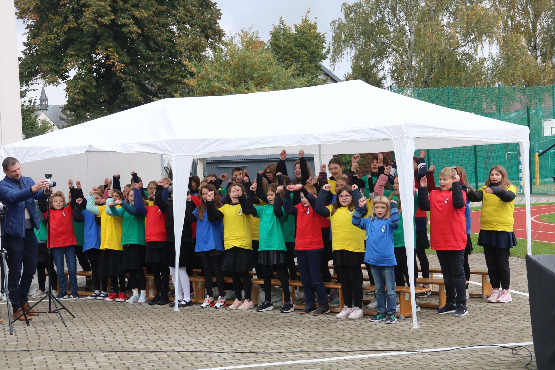 Na zdjęciu uroczystość odsłonięcie muralu oraz otwarcie bieżni lekkoatletycznej w Szkole Podstawowej nr 29 w BB