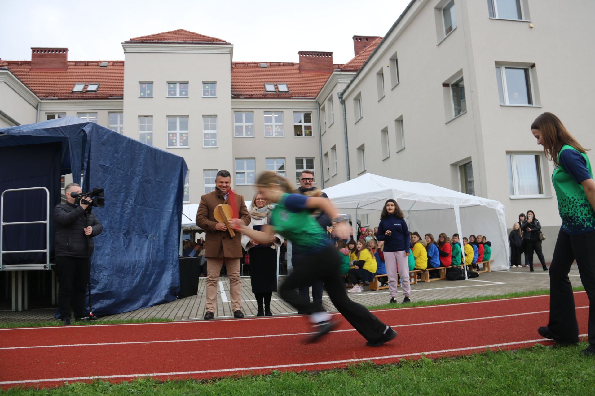 Na zdjęciu uroczystość odsłonięcie muralu oraz otwarcie bieżni lekkoatletycznej w Szkole Podstawowej nr 29 w BB