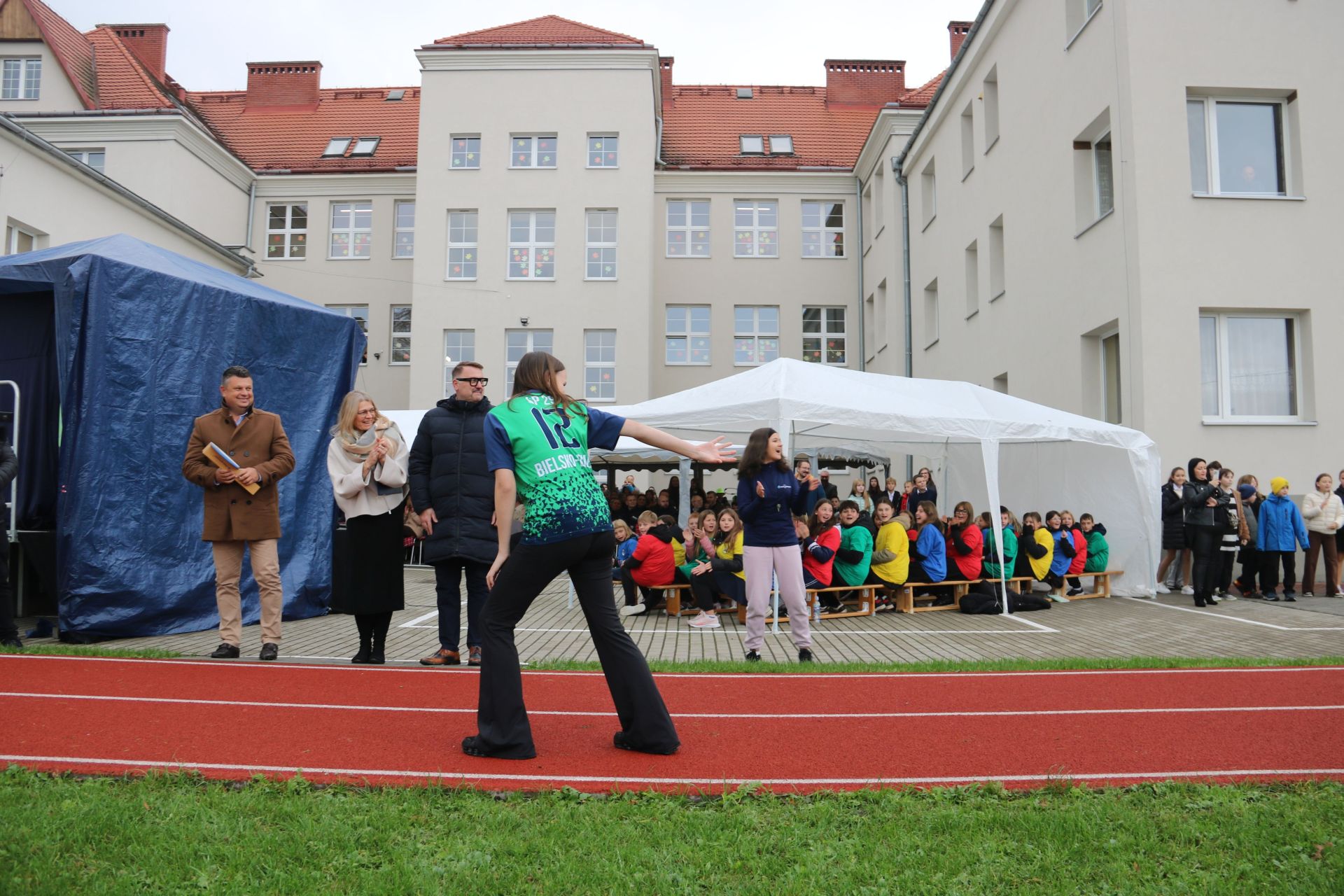 Na zdjęciu uroczystość odsłonięcie muralu oraz otwarcie bieżni lekkoatletycznej w Szkole Podstawowej nr 29 w BB