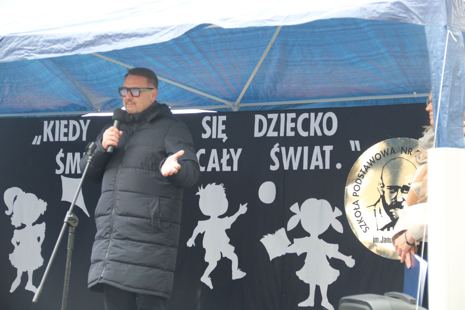Na zdjęciu uroczystość odsłonięcie muralu oraz otwarcie bieżni lekkoatletycznej w Szkole Podstawowej nr 29 w BB