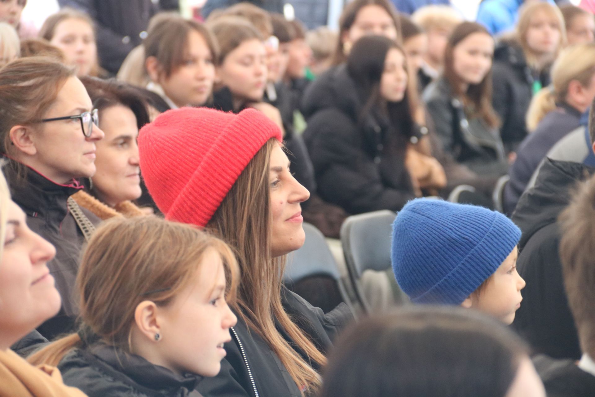 Na zdjęciu uroczystość odsłonięcie muralu oraz otwarcie bieżni lekkoatletycznej w Szkole Podstawowej nr 29 w BB
