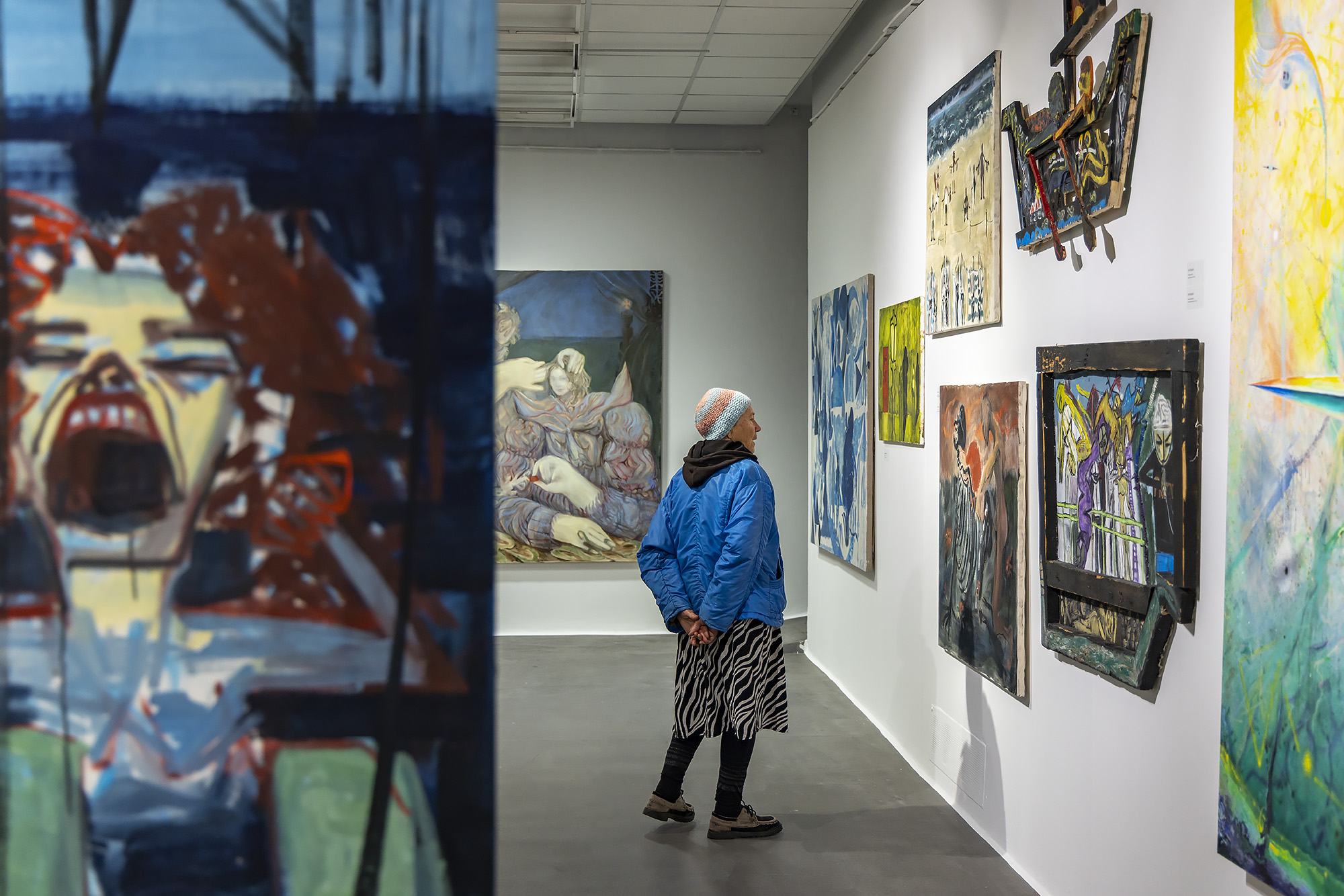 Wernisaż wystawy - osoby oglądające obrazy