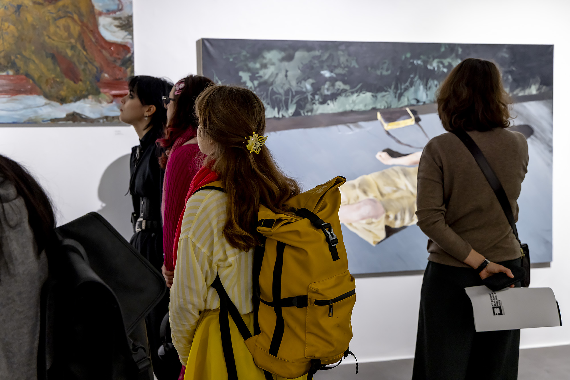 Wernisaż wystawy - osoby oglądające obrazy