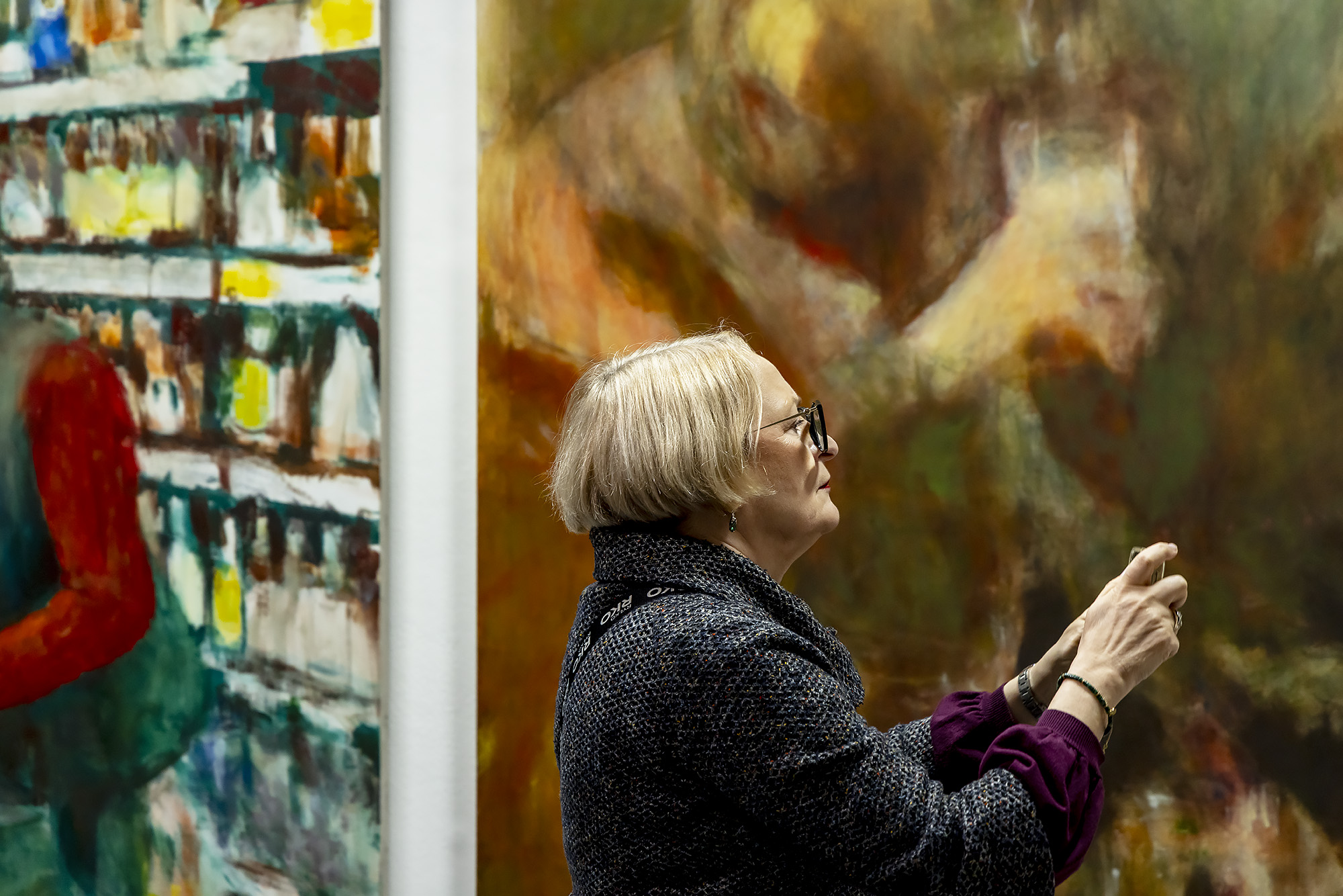 Wernisaż wystawy - osoby oglądające obrazy