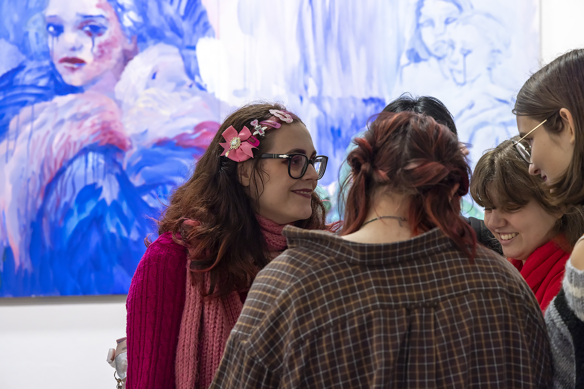 Wernisaż wystawy - osoby oglądające obrazy