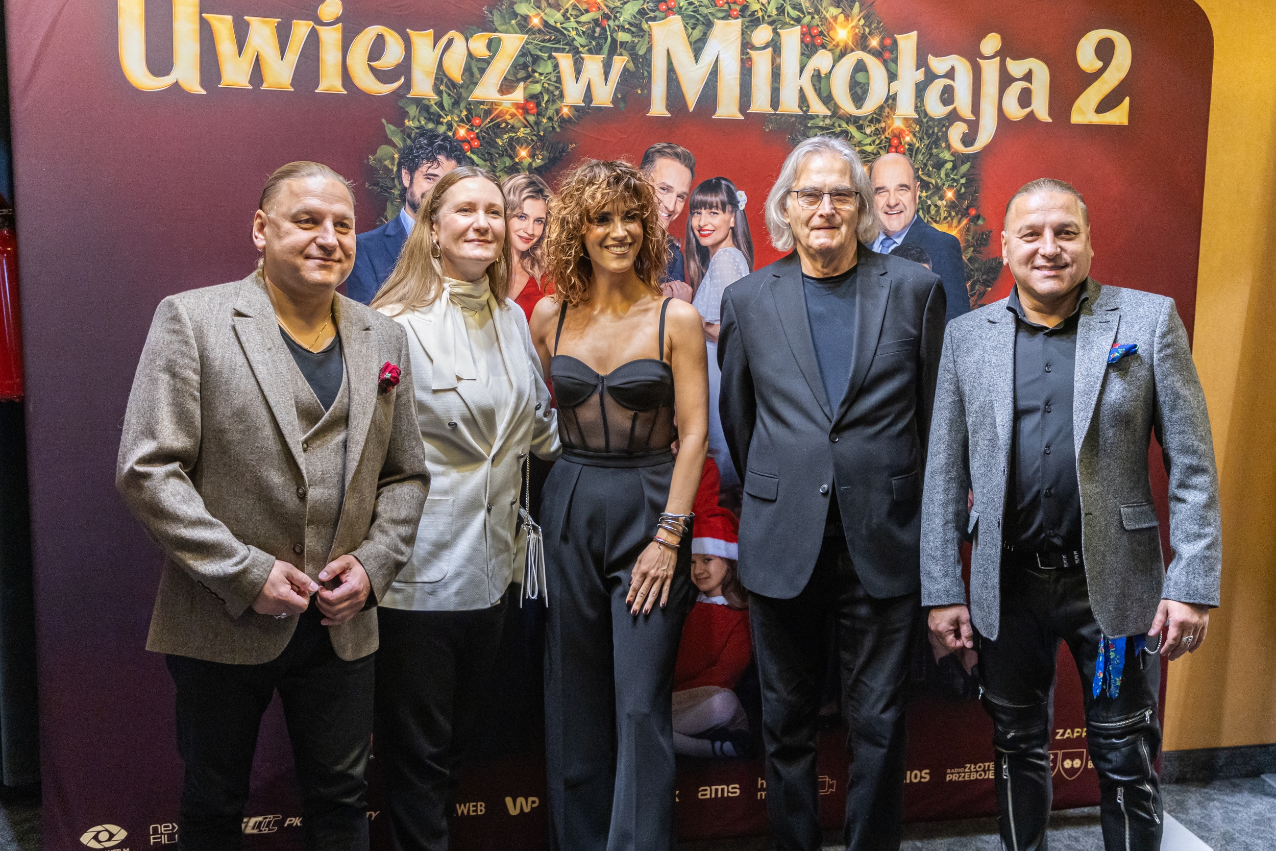 na zdjęciu sala kinowa z ludźmi