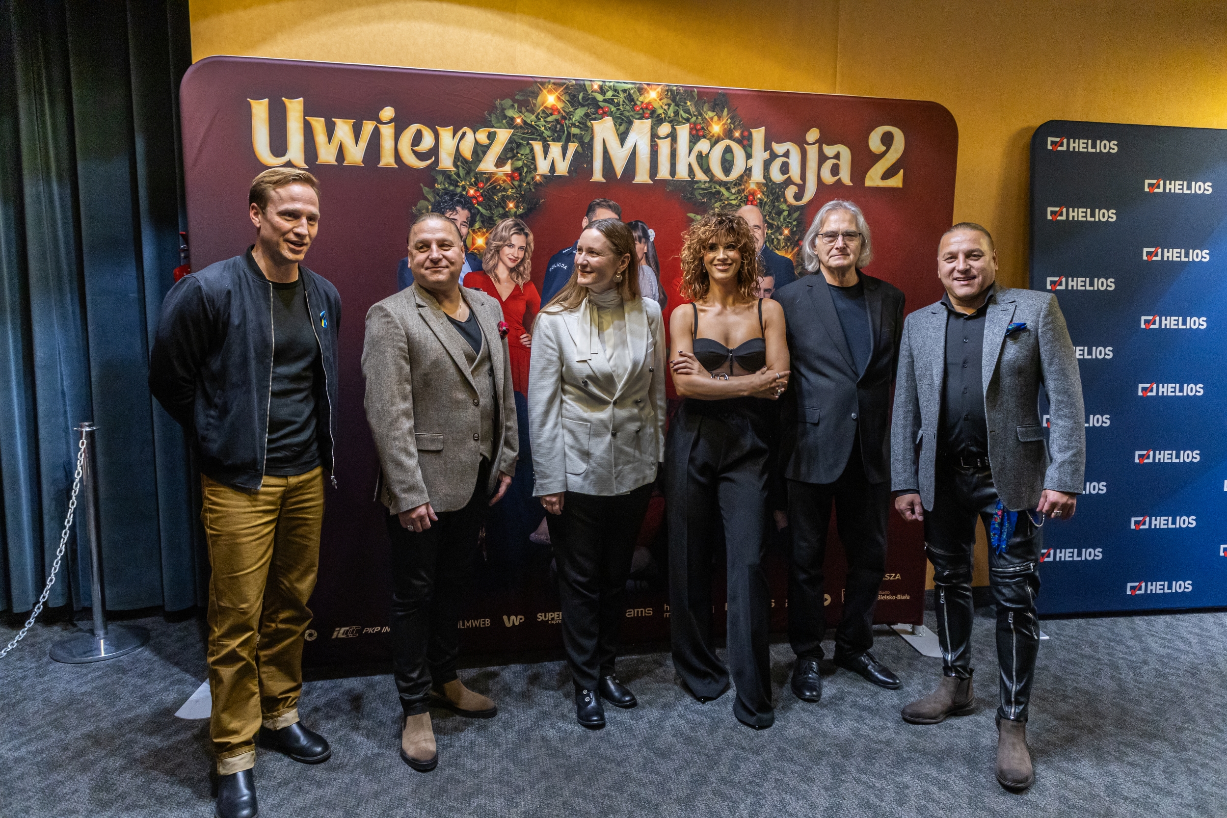 na zdjęciu sala kinowa z ludźmi