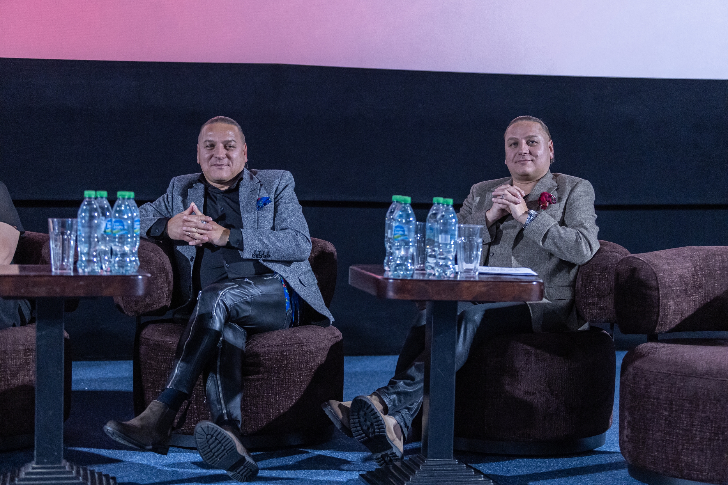 na zdjęciu sala kinowa z ludźmi