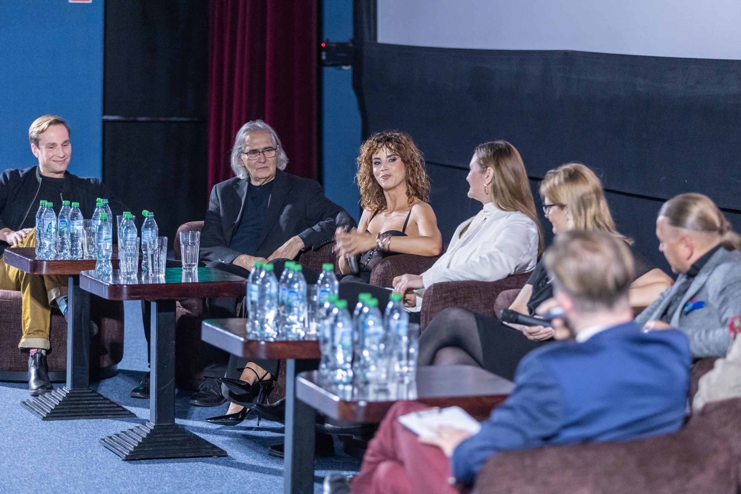 na zdjęciu sala kinowa z ludźmi