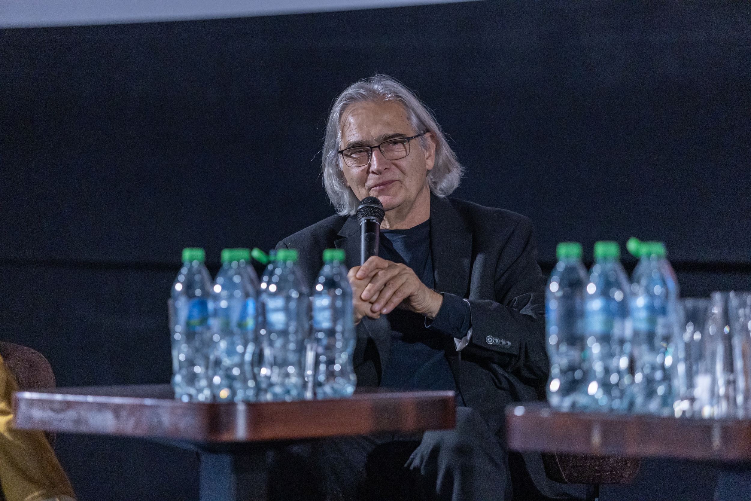 na zdjęciu sala kinowa z ludźmi