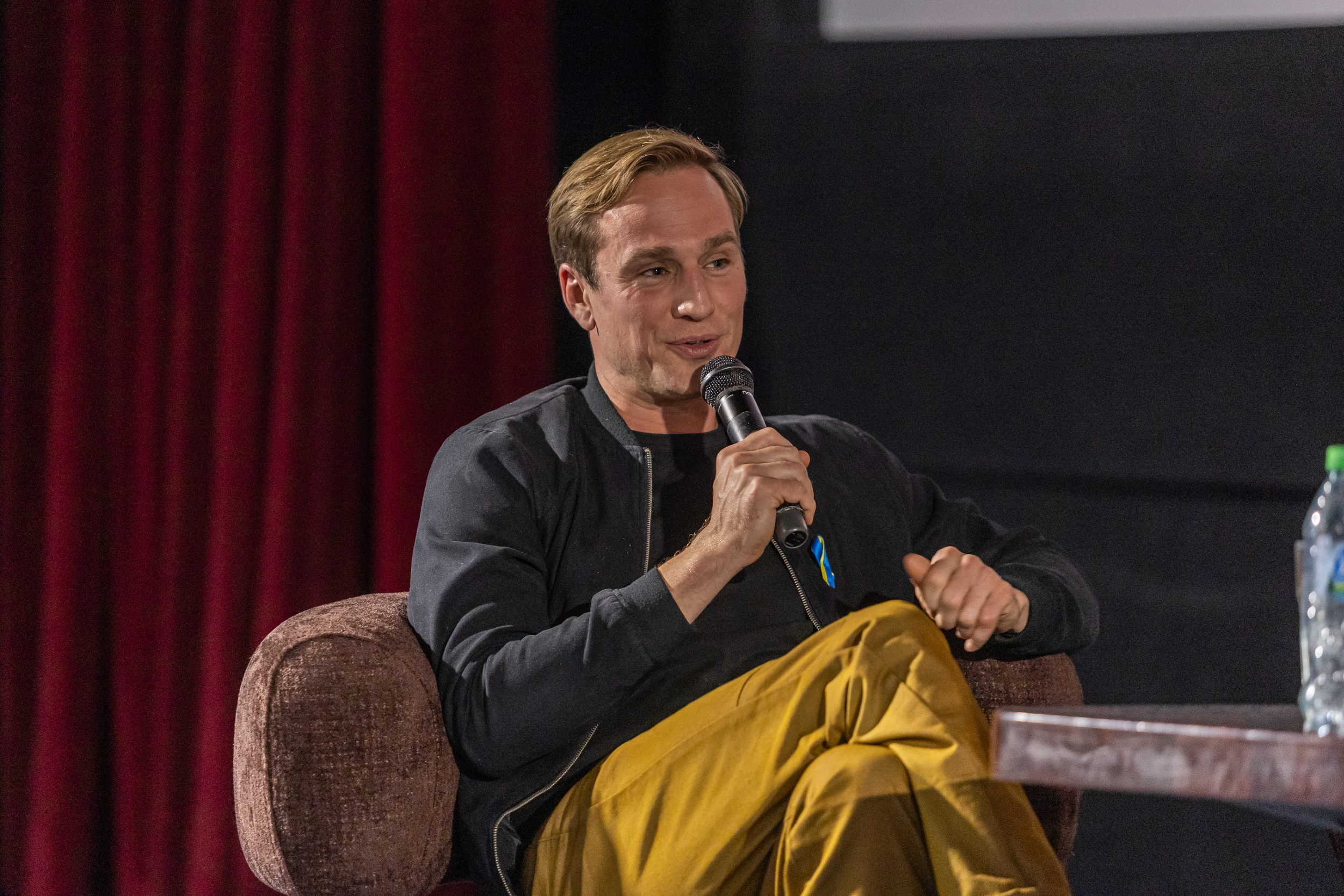 na zdjęciu sala kinowa z ludźmi