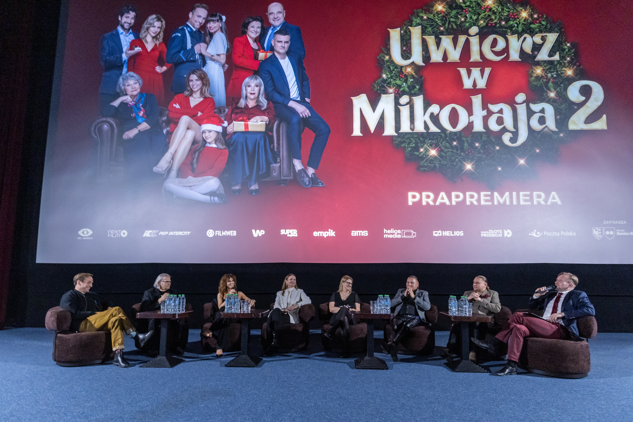 na zdjęciu sala kinowa z ludźmi