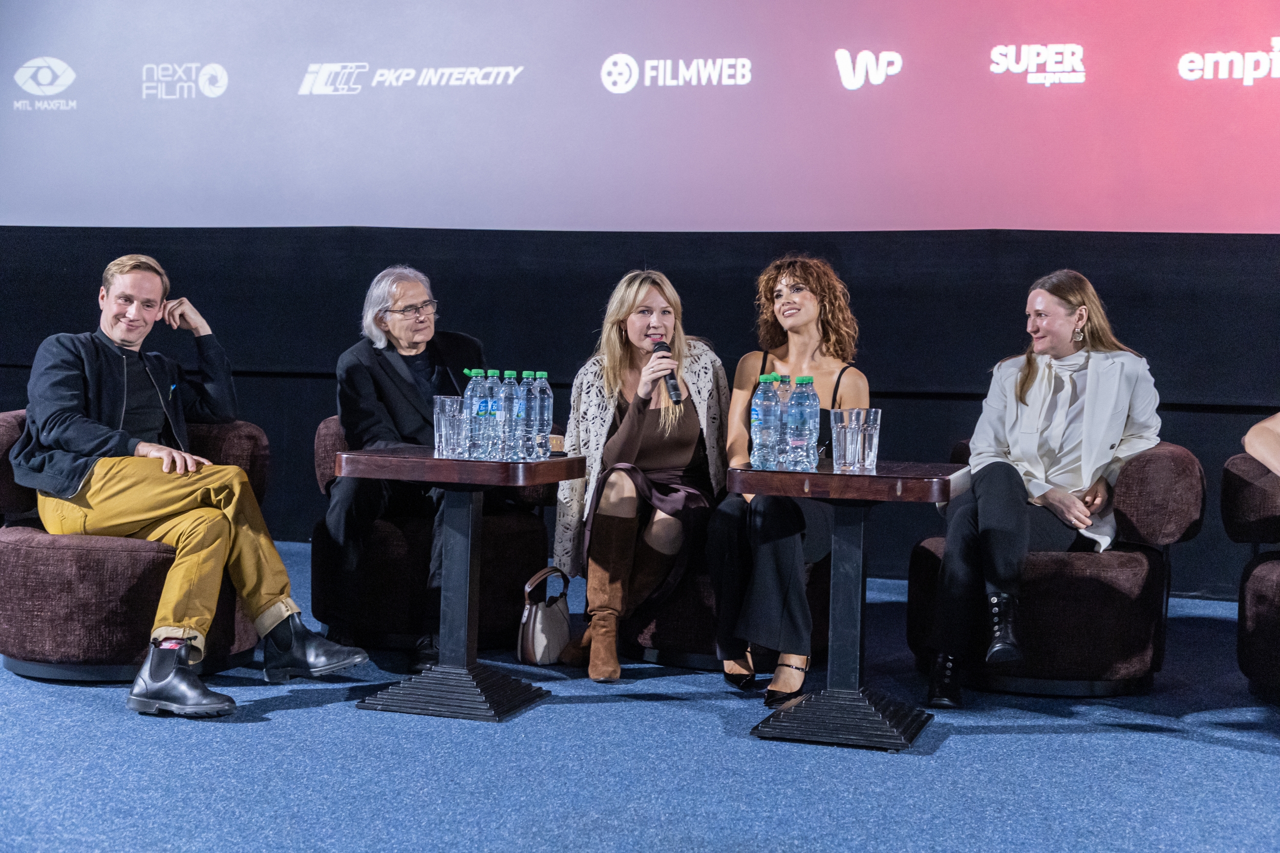 na zdjęciu sala kinowa z ludźmi