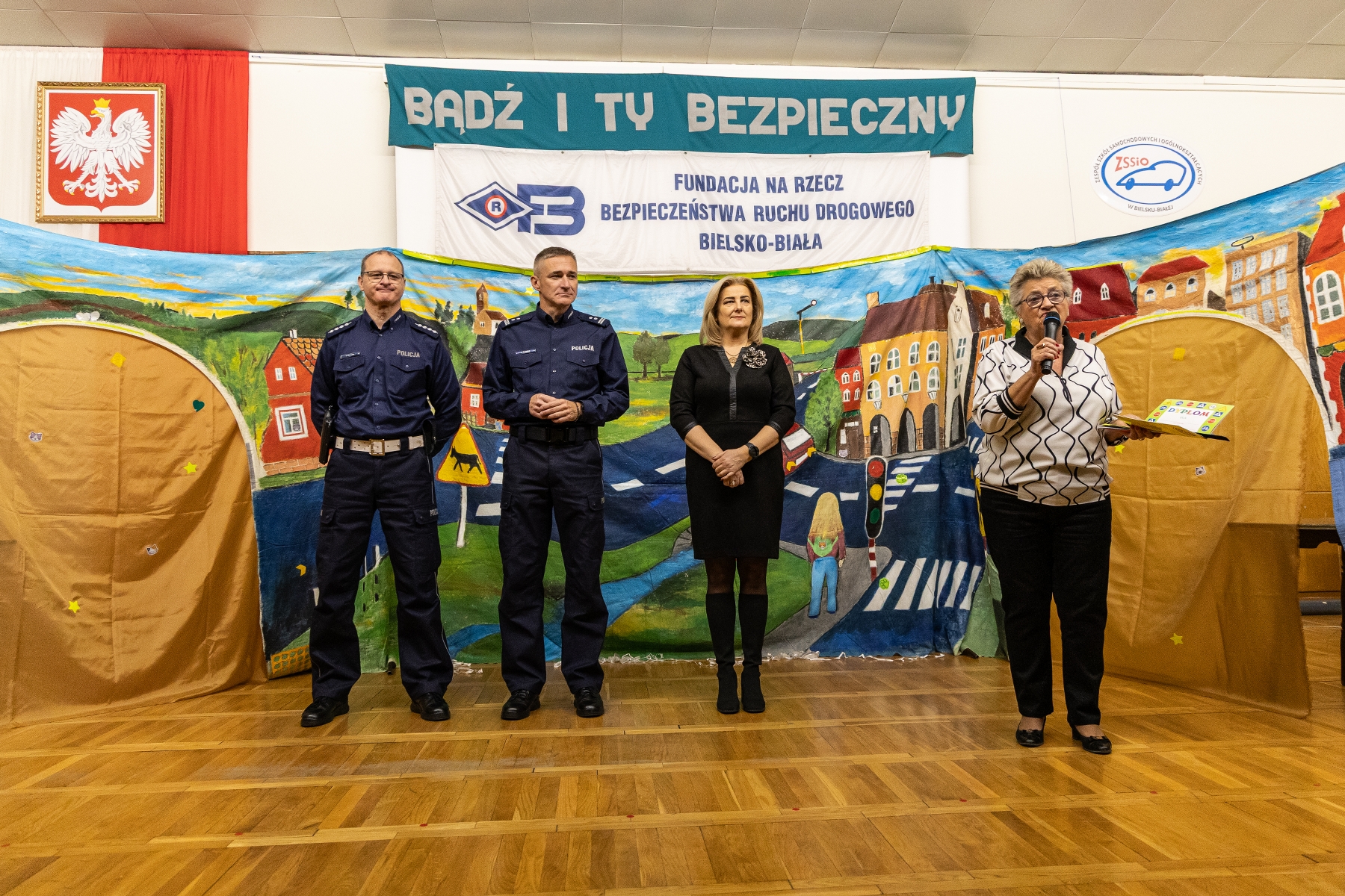 na zdjęciu osoby podczas spotkania