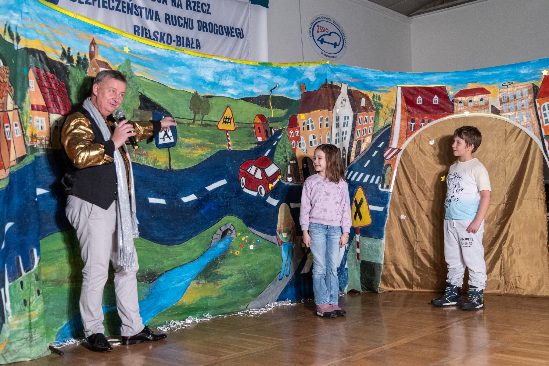 na zdjęciu osoby podczas spotkania