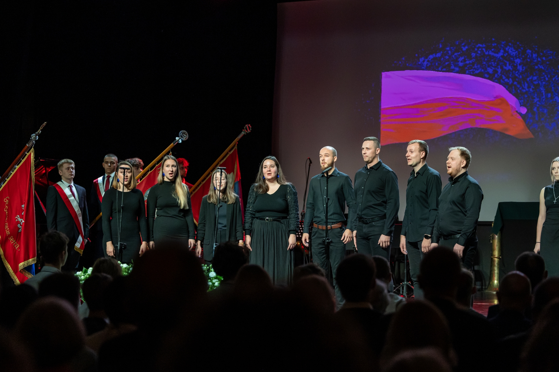 na zdjęciu osoby na scenie