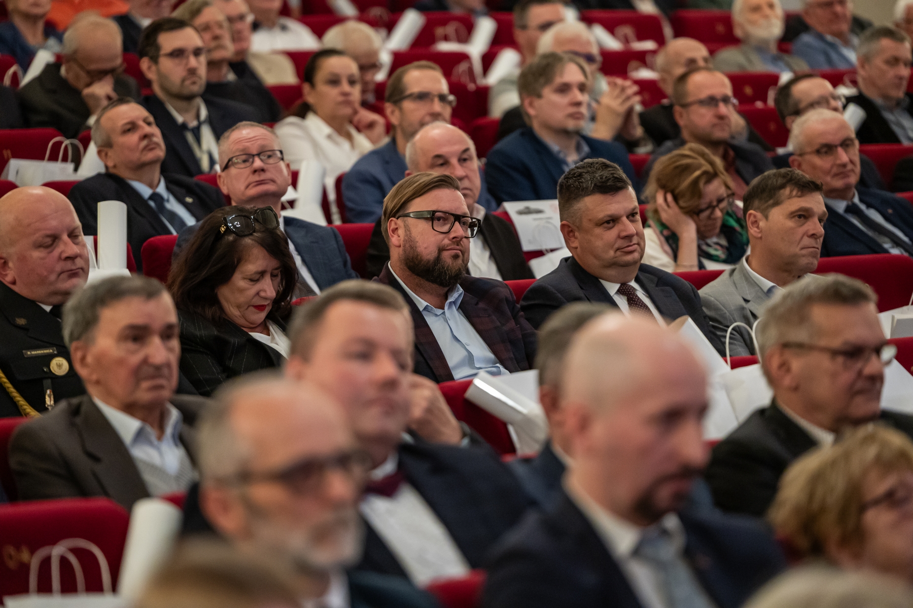 na zdjęciu osoby na scenie