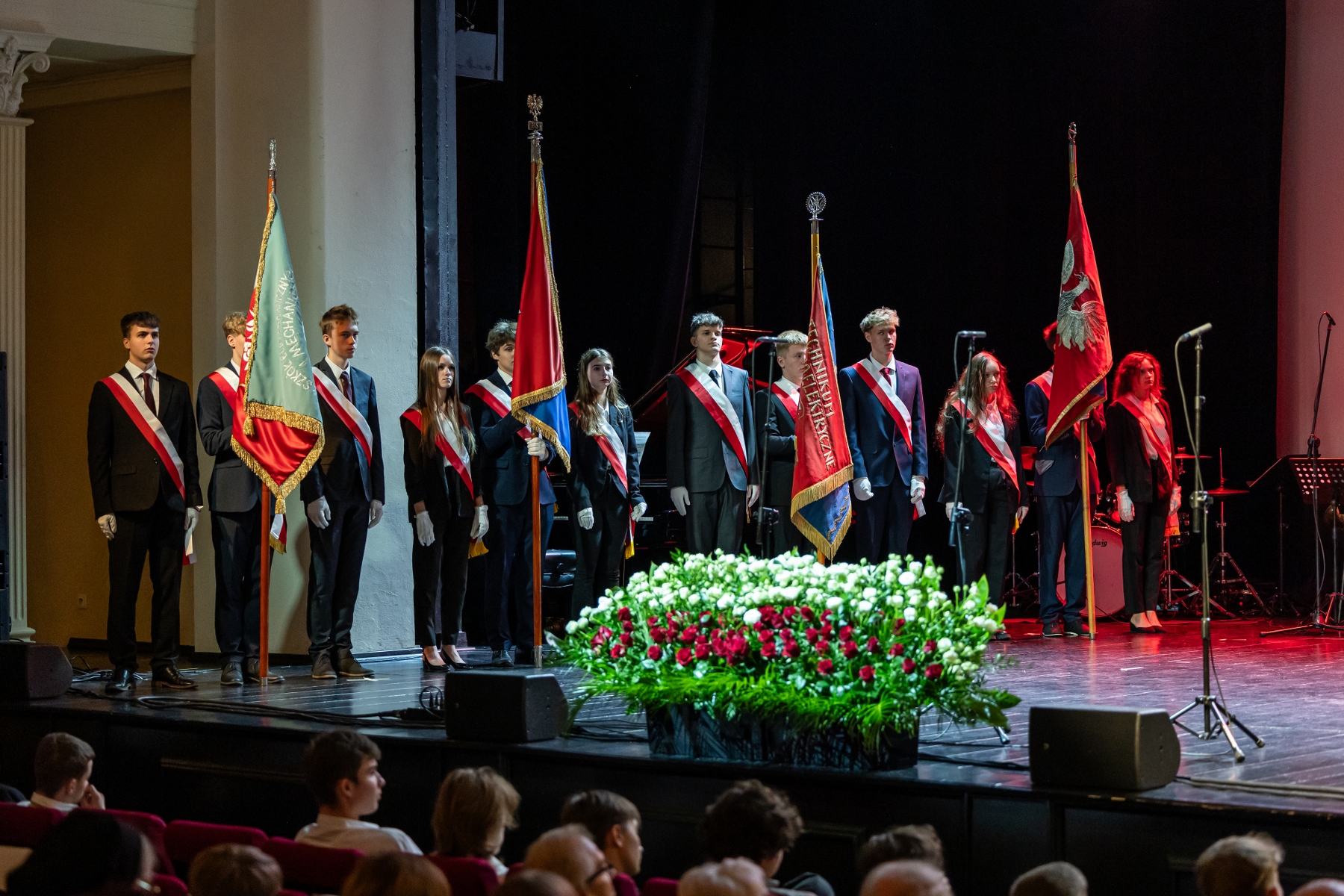 na zdjęciu osoby na scenie