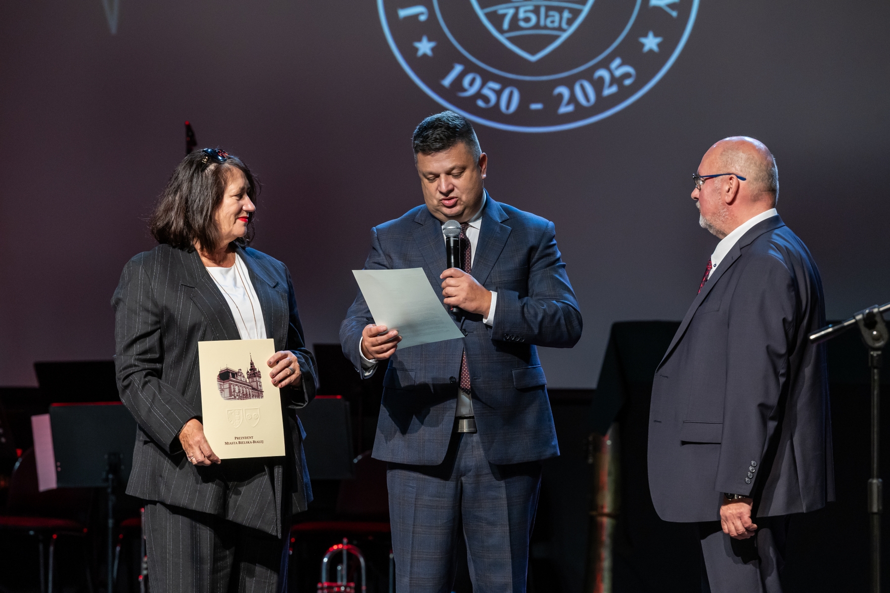 na zdjęciu osoby na scenie