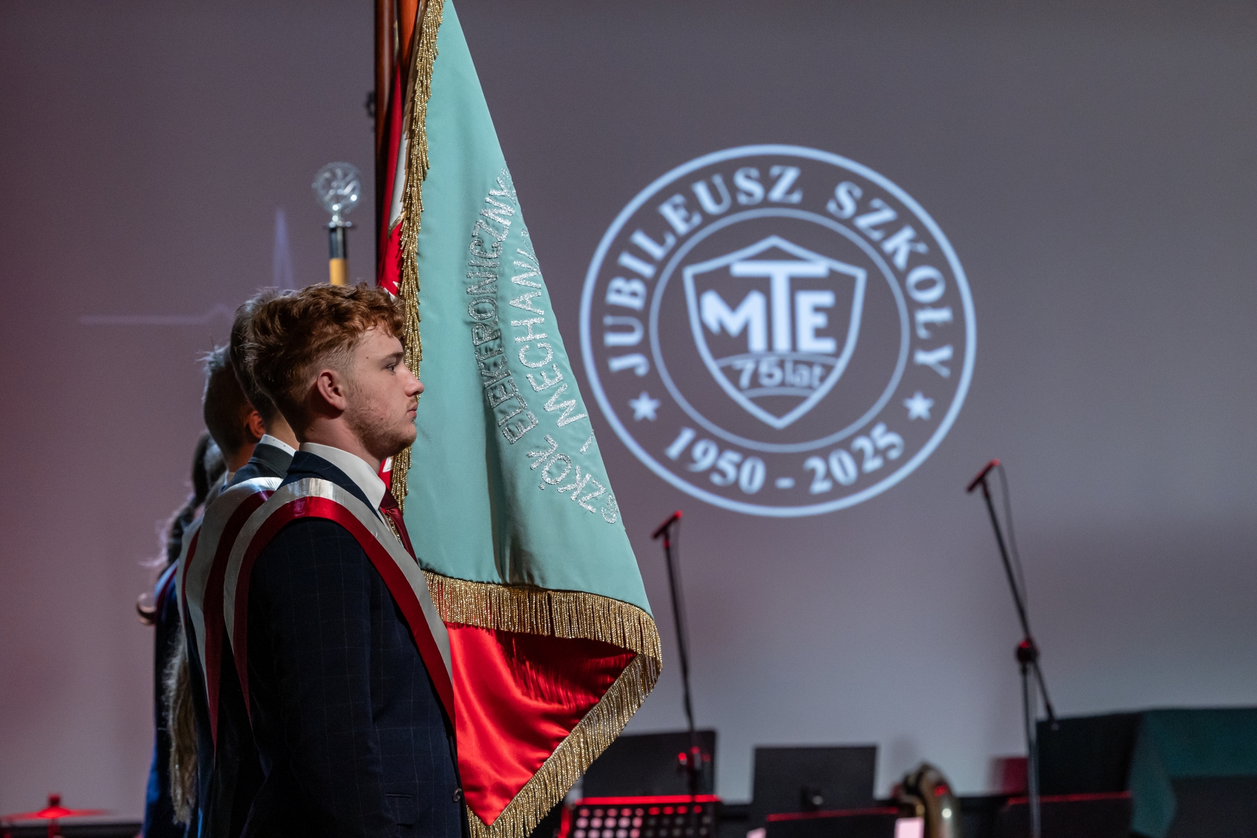 na zdjęciu osoby na scenie