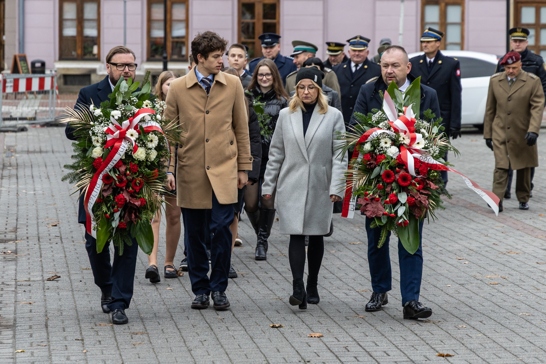 na zdjęciu osoby podczas świętowania