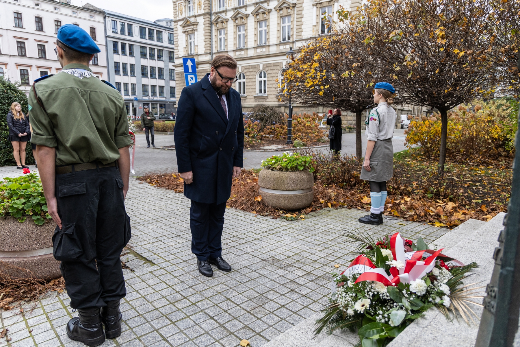 na zdjęciu osoby podczas świętowania