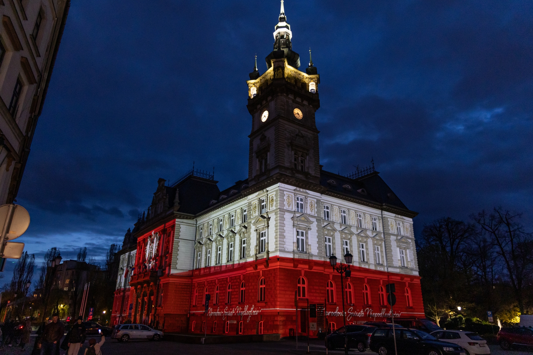 na zdjęciu osoby podczas świętowania