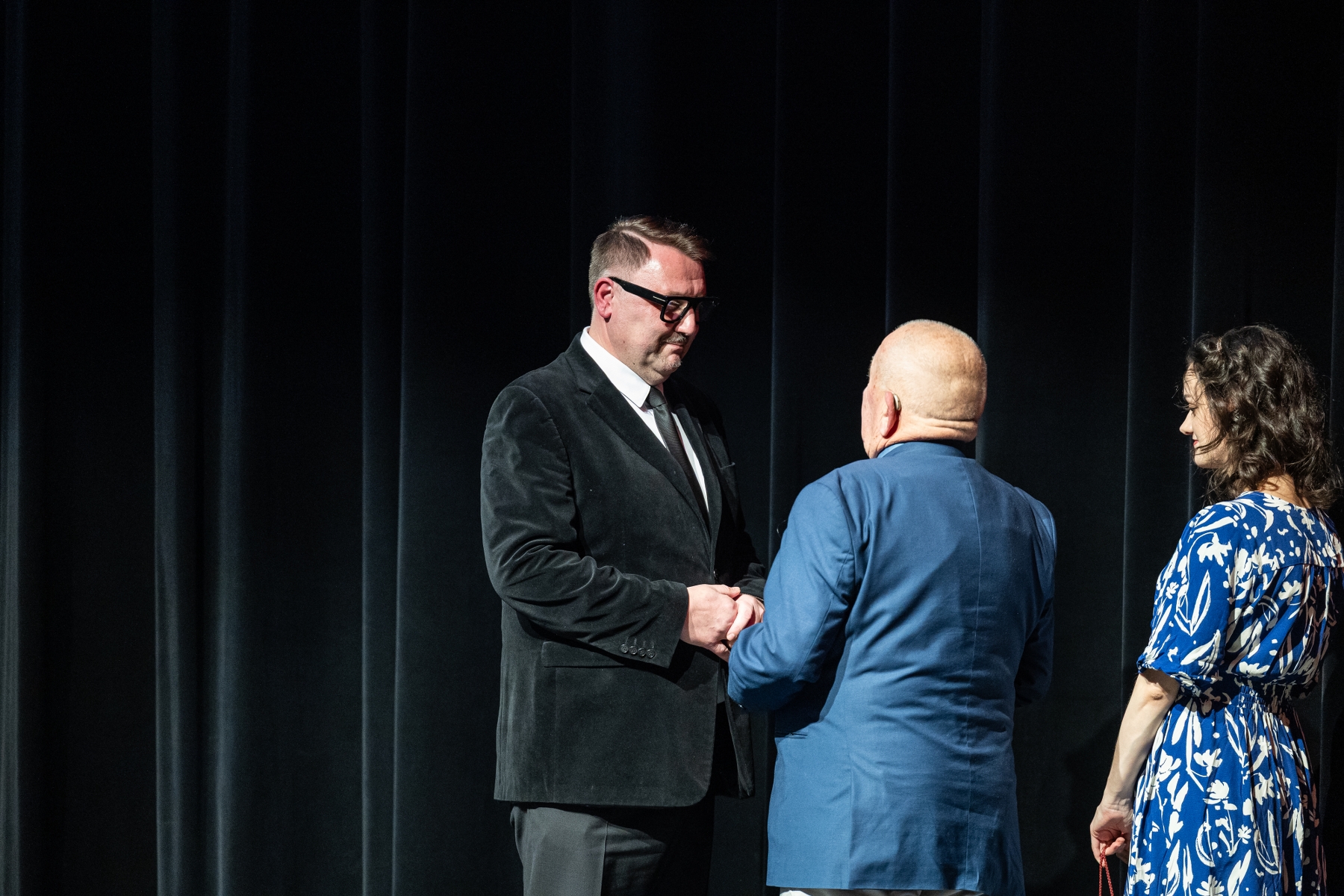 na zdjęciu osoby podczas świętowania