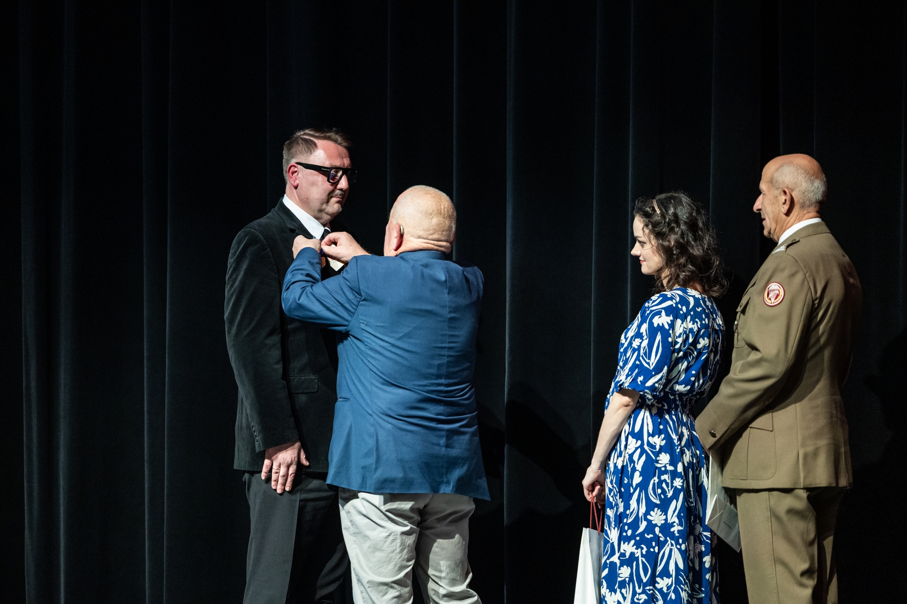 na zdjęciu osoby podczas świętowania