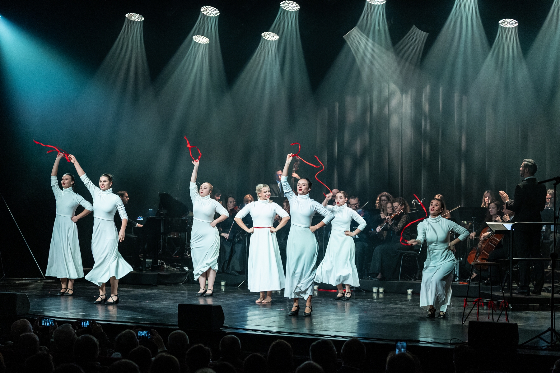 na zdjęciu osoby podczas świętowania