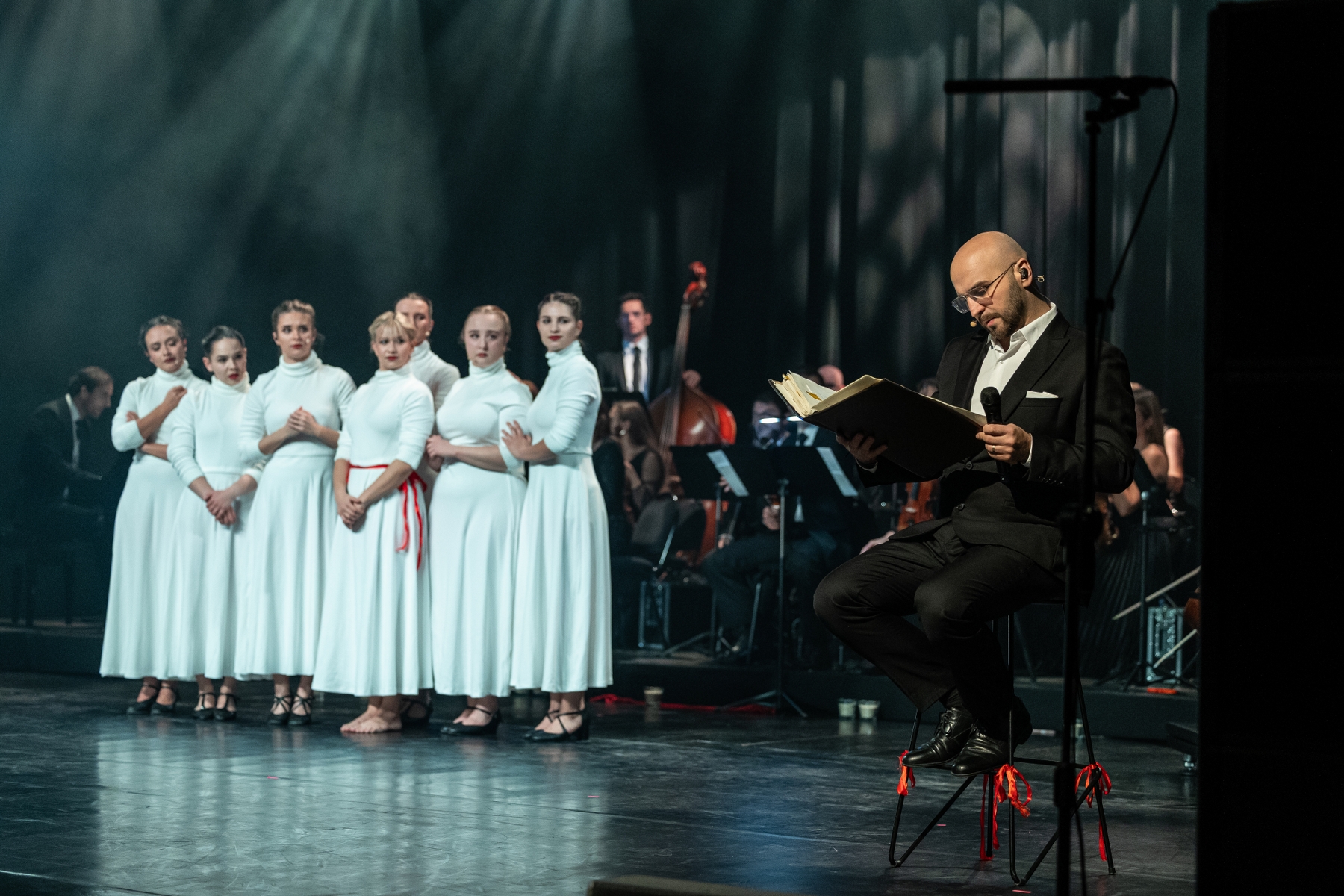 na zdjęciu osoby podczas świętowania