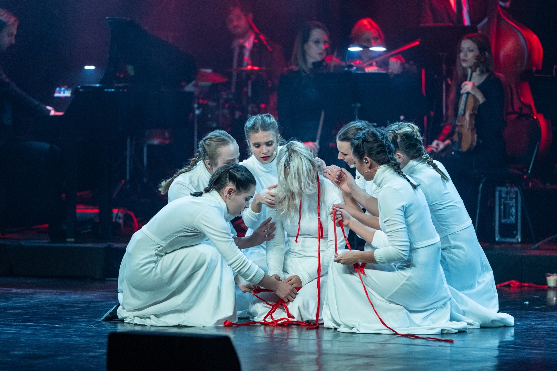 na zdjęciu osoby podczas świętowania