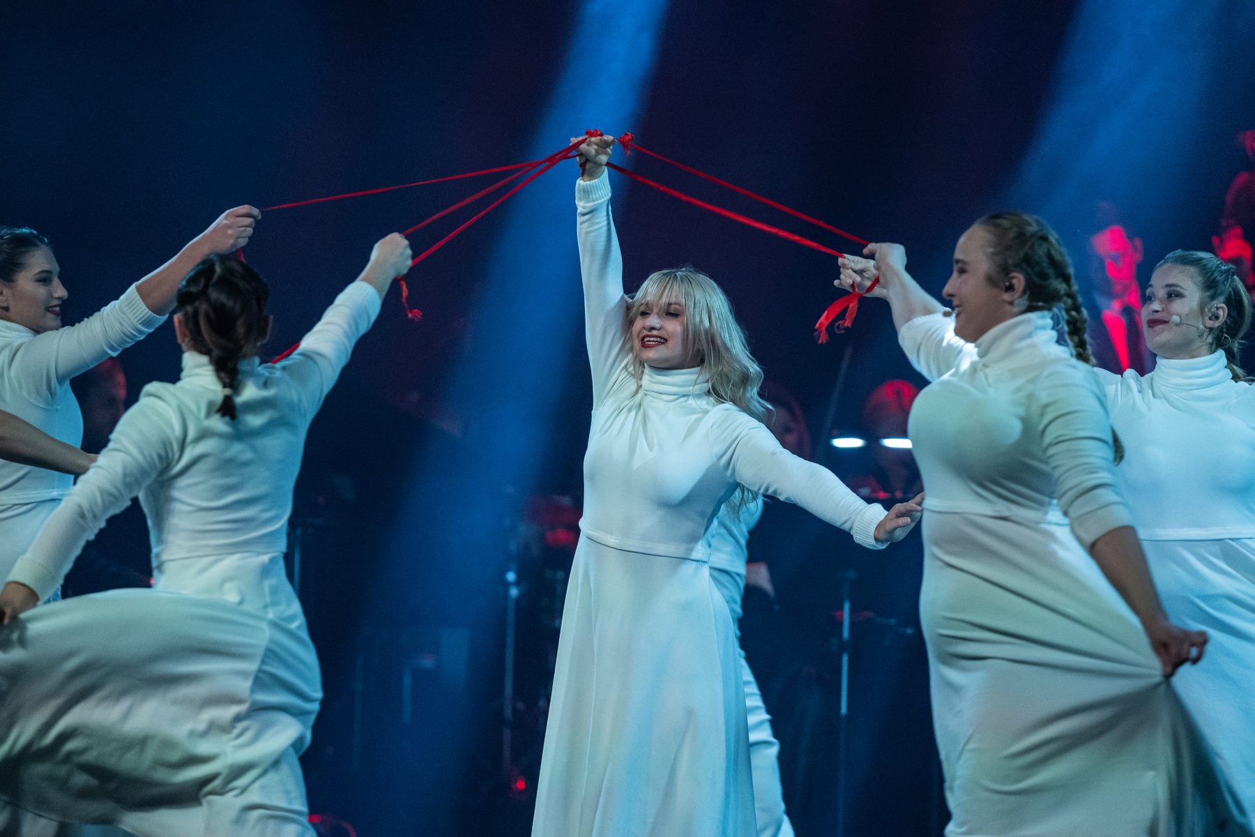 na zdjęciu osoby podczas świętowania