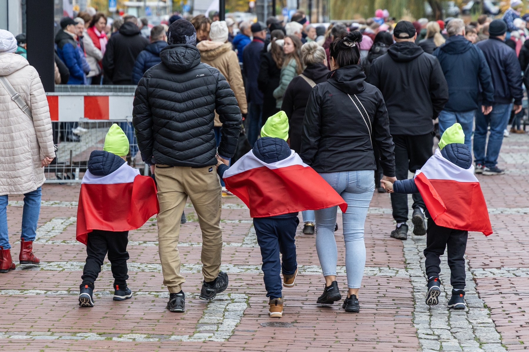 na zdjęciu osoby podczas świętowania