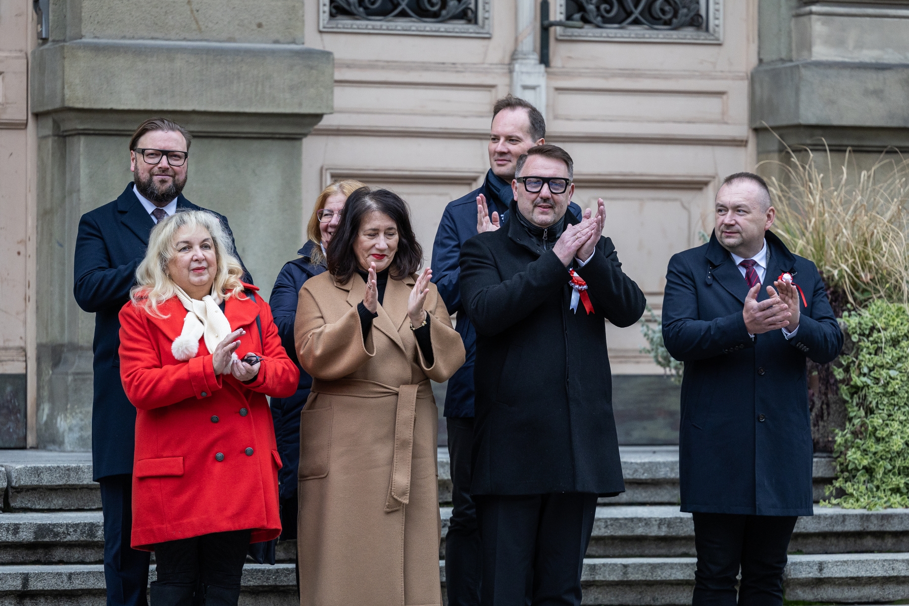 na zdjęciu osoby podczas świętowania