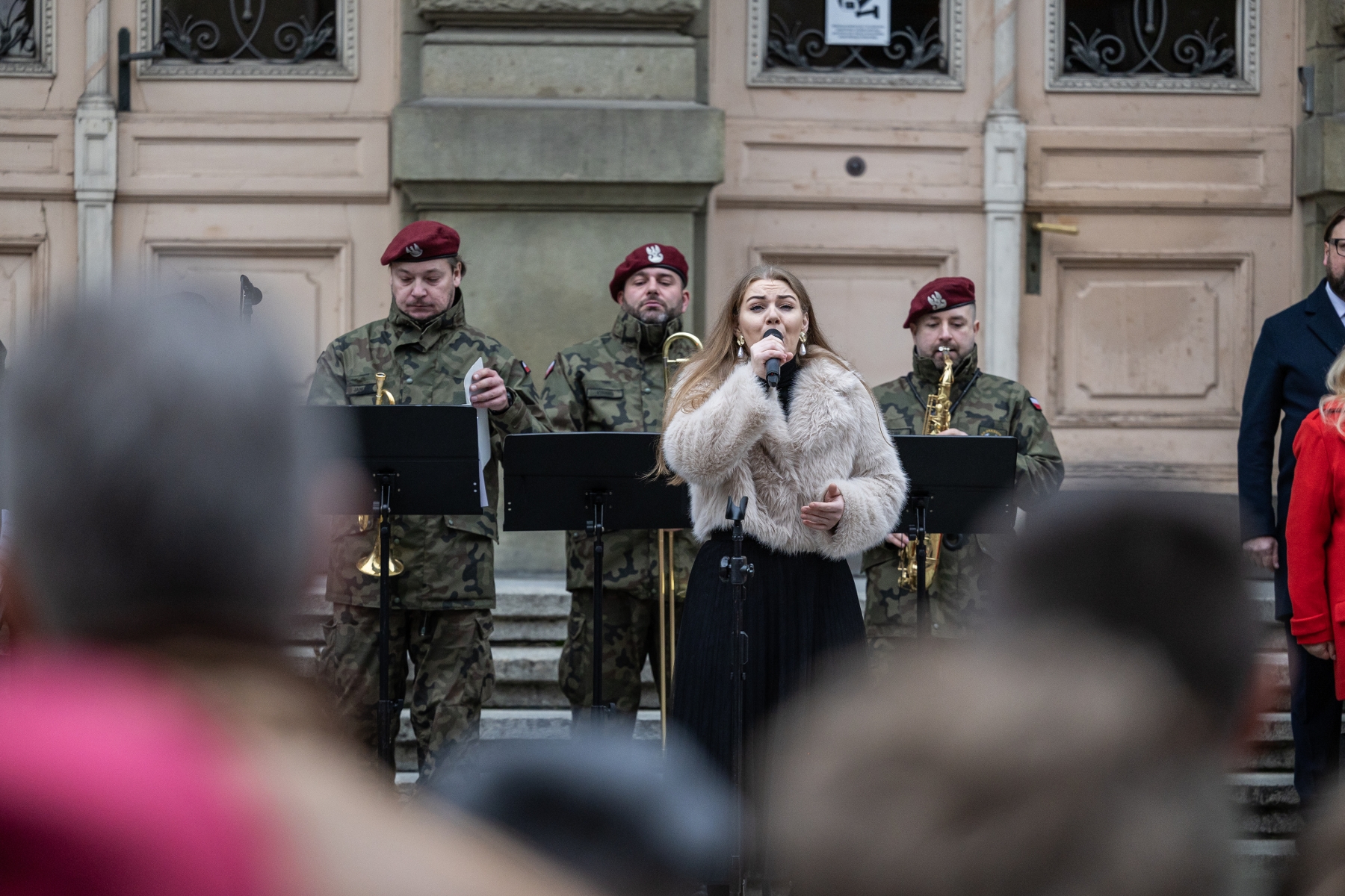 na zdjęciu osoby podczas świętowania
