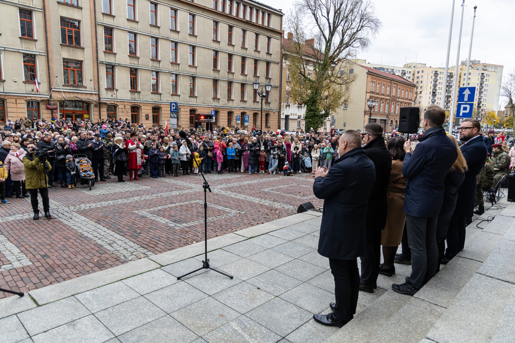 na zdjęciu osoby podczas świętowania