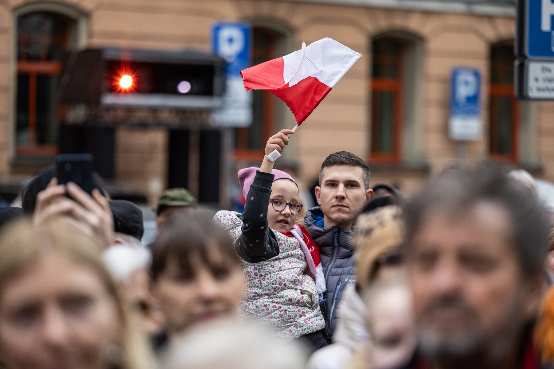 na zdjęciu osoby podczas świętowania